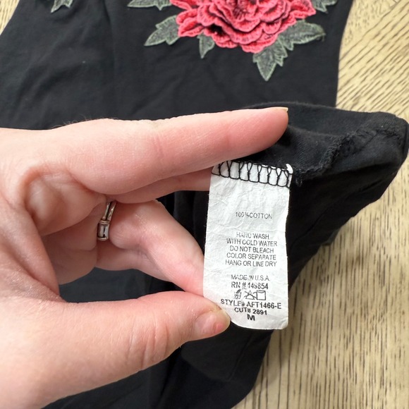 Sadie & Sage Women's Medium Black Rose‎ Embroidered Sleeveless Tank Top - Picture 9 of 9